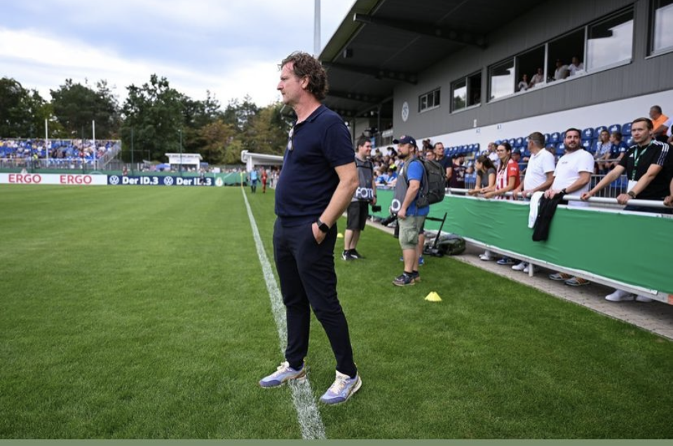 Frank Fürniß am Spielfeld rand